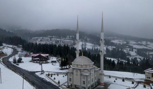 TRABZON’DA YAYLALAR BEYAZA BÜRÜNDÜ: Nisan ayının sonunda kış soğuğu yaşattı