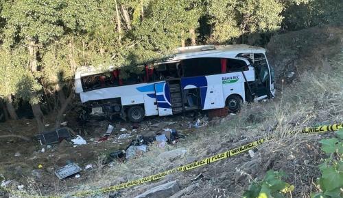 YOLCU OTOBÜSÜ ŞARAMPOLE DÜŞTÜ: Can kaybı 12’ye yükseldi, bakanlık soruşturma başlattı