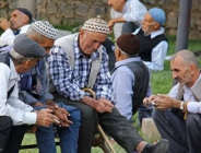 YAŞLI NÜFUS İŞKUR KAPISINDA | Ekonomik kriz nedeniyle çalışmak zorunda olan emekliler İŞKUR kapısında iş bekliyor