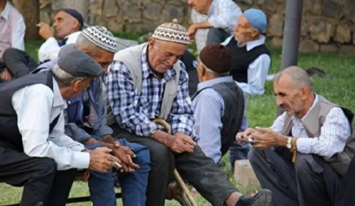 YAŞLI NÜFUS İŞKUR KAPISINDA | Ekonomik kriz nedeniyle çalışmak zorunda olan emekliler İŞKUR kapısında iş bekliyor