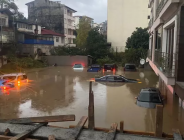 ŞİDDETLİ YAĞIŞ ŞEHRİ VURDU: Dere taştı ve mahalle sular altında kaldı, araçlar suya gömüldü!